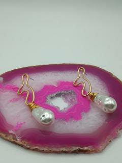 European Figure Pearl Earrings